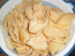 Lumaconi-cu-sardine-in-sos-tomat-2