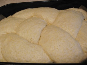 Paine cu amestec de faina si malai in tava, inainte de coacere Paine cu amestec de faina si malai in tava, inainte de coacere