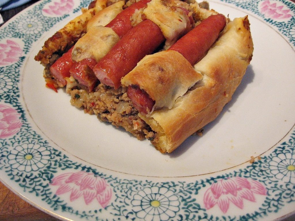 Portie de placinta impletita cu carnati  