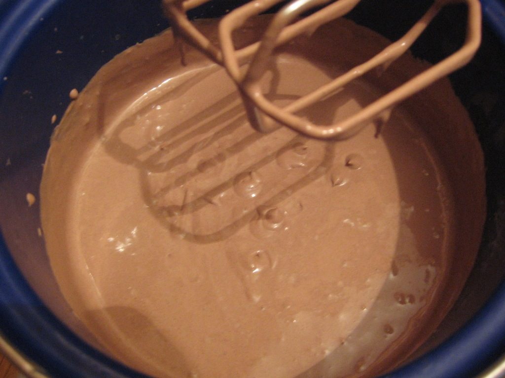Cremă de ciocolată în bol Cremă de ciocolată în bol, amestecată cu mixerul