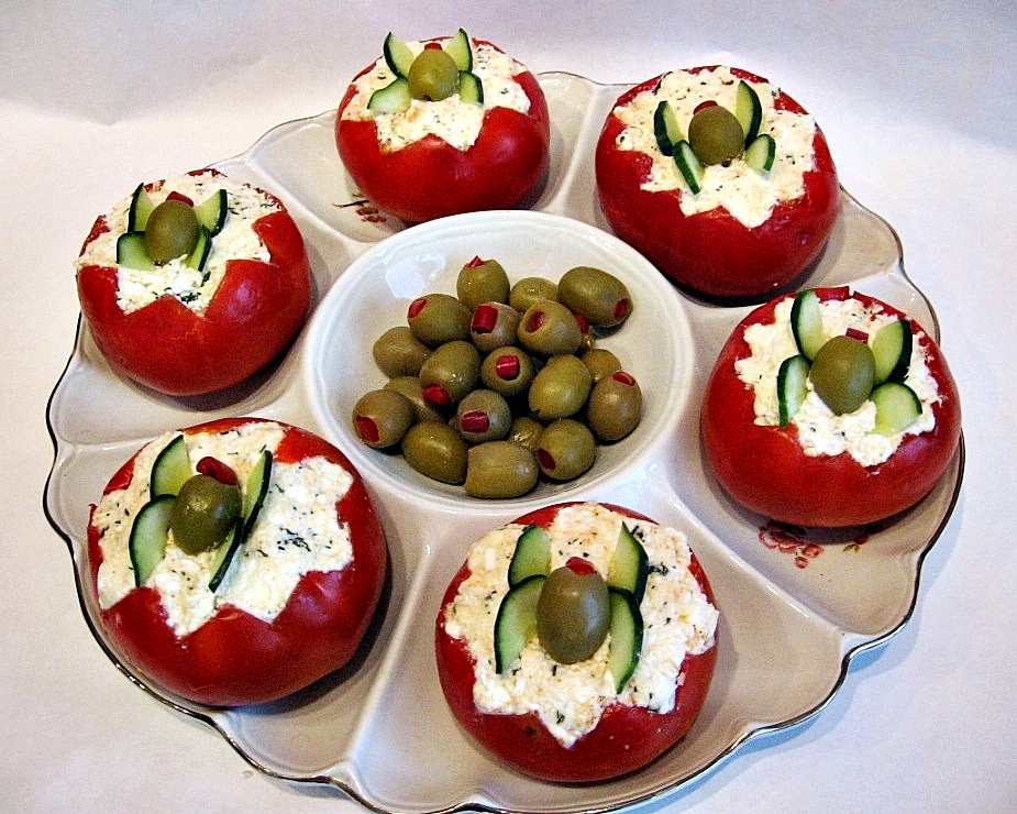 Rosii umplute cu branza sarata si crema de branza