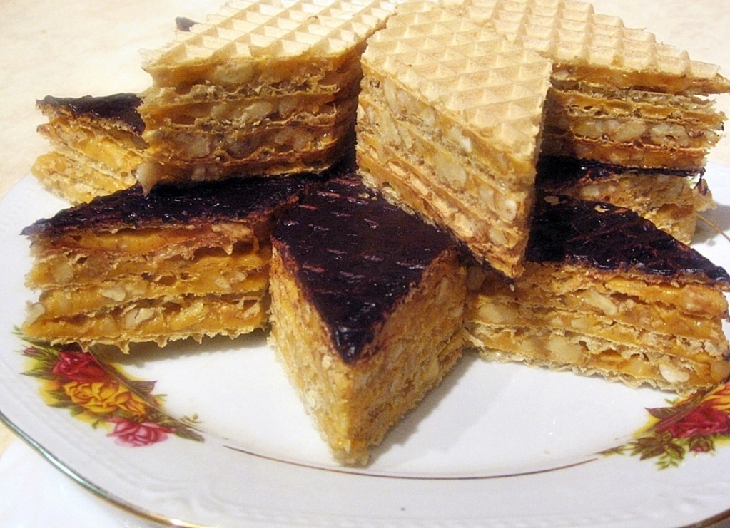 Napolitane cu crema caramel si nuci Napolitane cu crema caramel si nuci, unele glazurate cu ciocolată