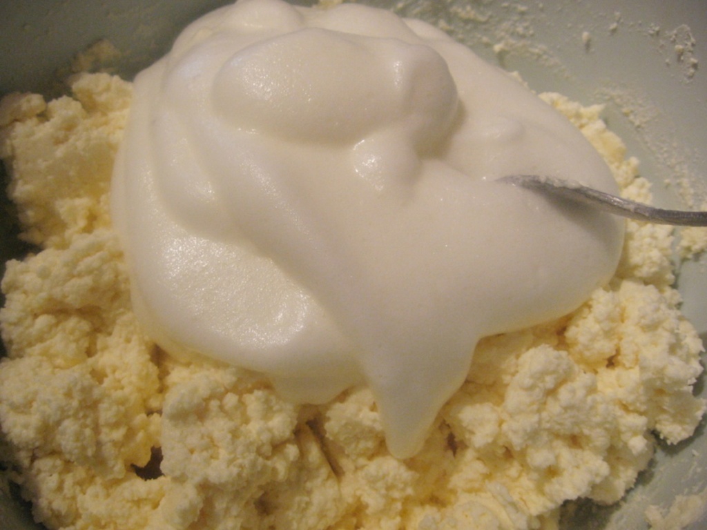 Bezea adaugata peste crema de branza
