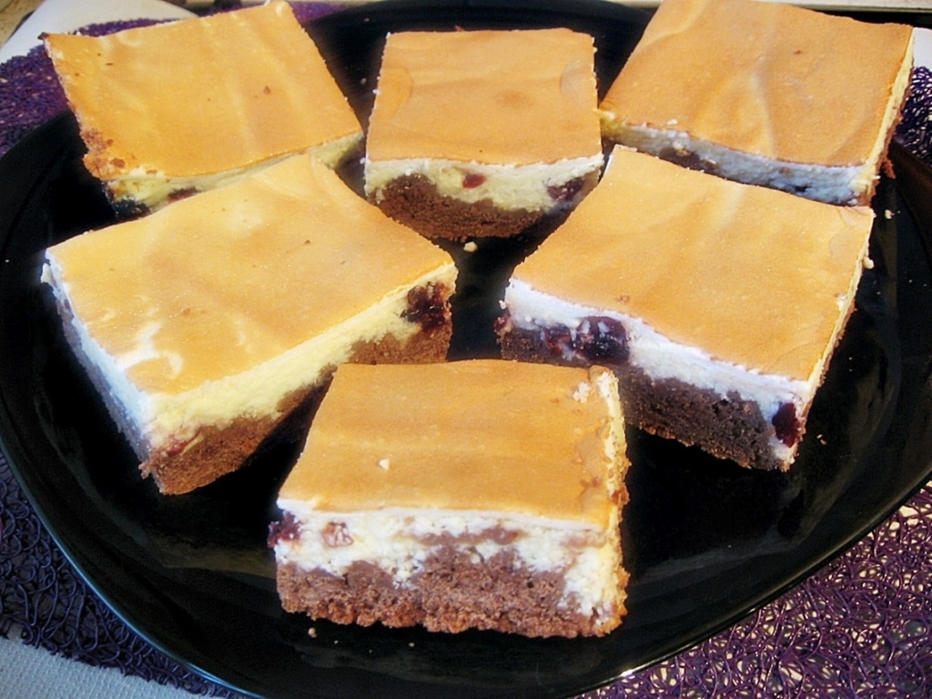 Prajitura cu branza, merisoare si bezea portionata