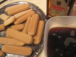 prajitura-acoperis-casa-piscoturi-crema-ciocolata-1