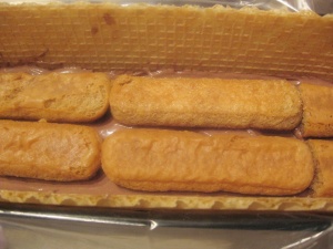 prajitura-acoperis-casa-piscoturi-crema-ciocolata-3