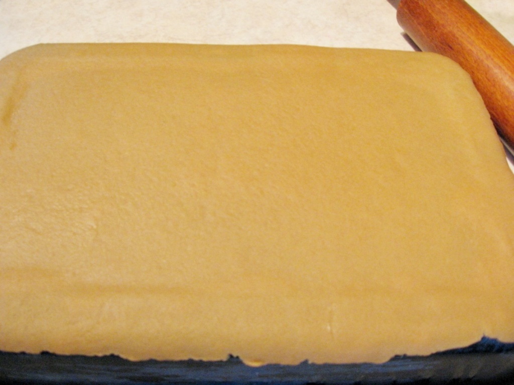 Foaie de aluat fraged pe dosul tavii Foaie de aluat fraged pe dosul tavii