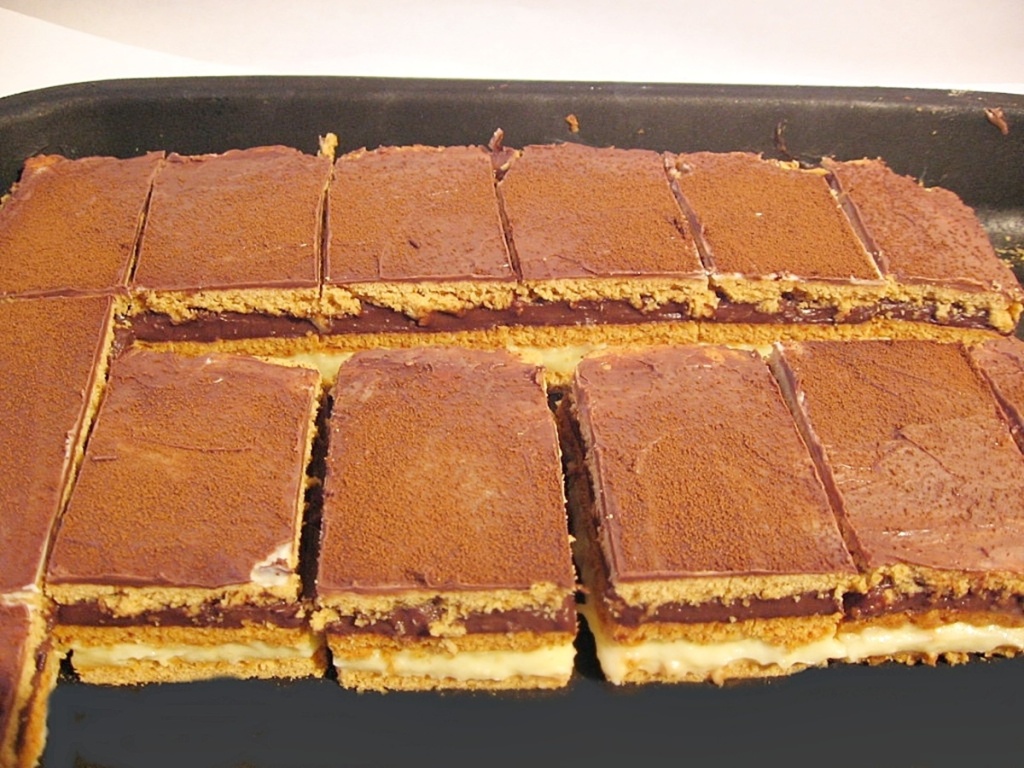 Prajitura cu foi si doua creme portionata in tava Prajitura cu foi si doua creme portionata in tava