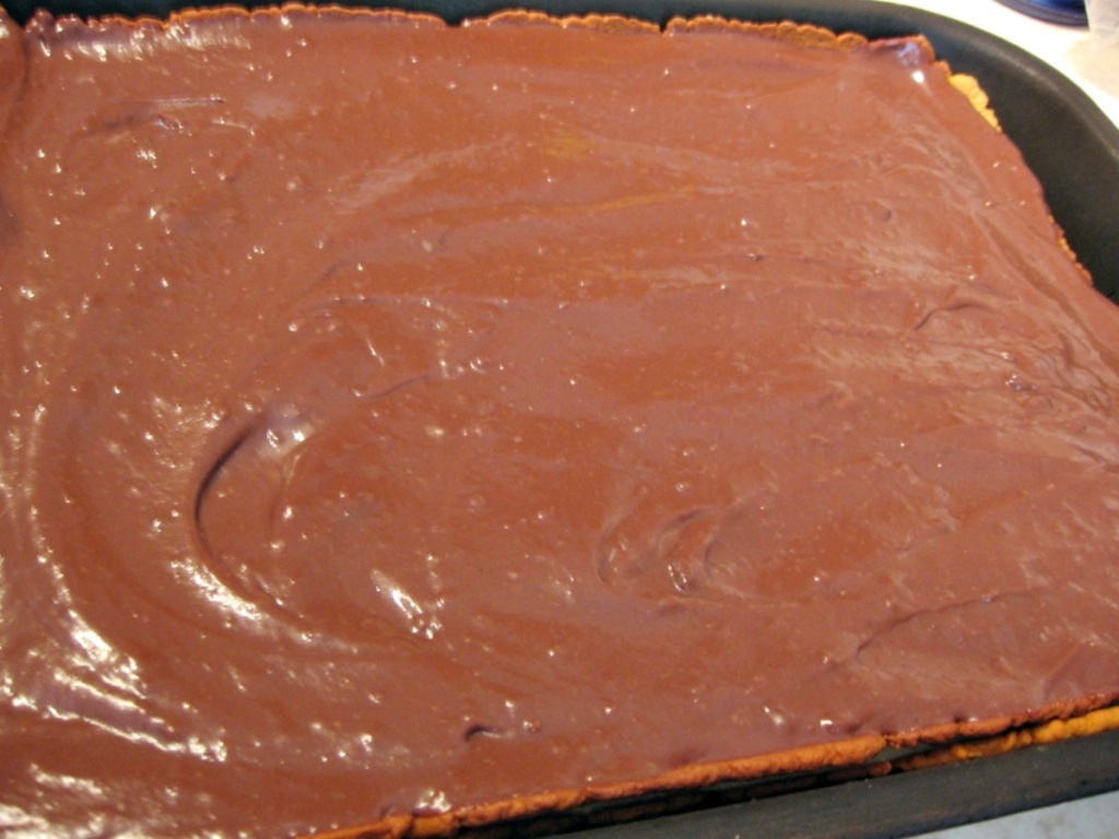 Crema de ciocolata neagra peste foaie de aluat fraged Crema de ciocolata neagra peste foaie de aluat fraged