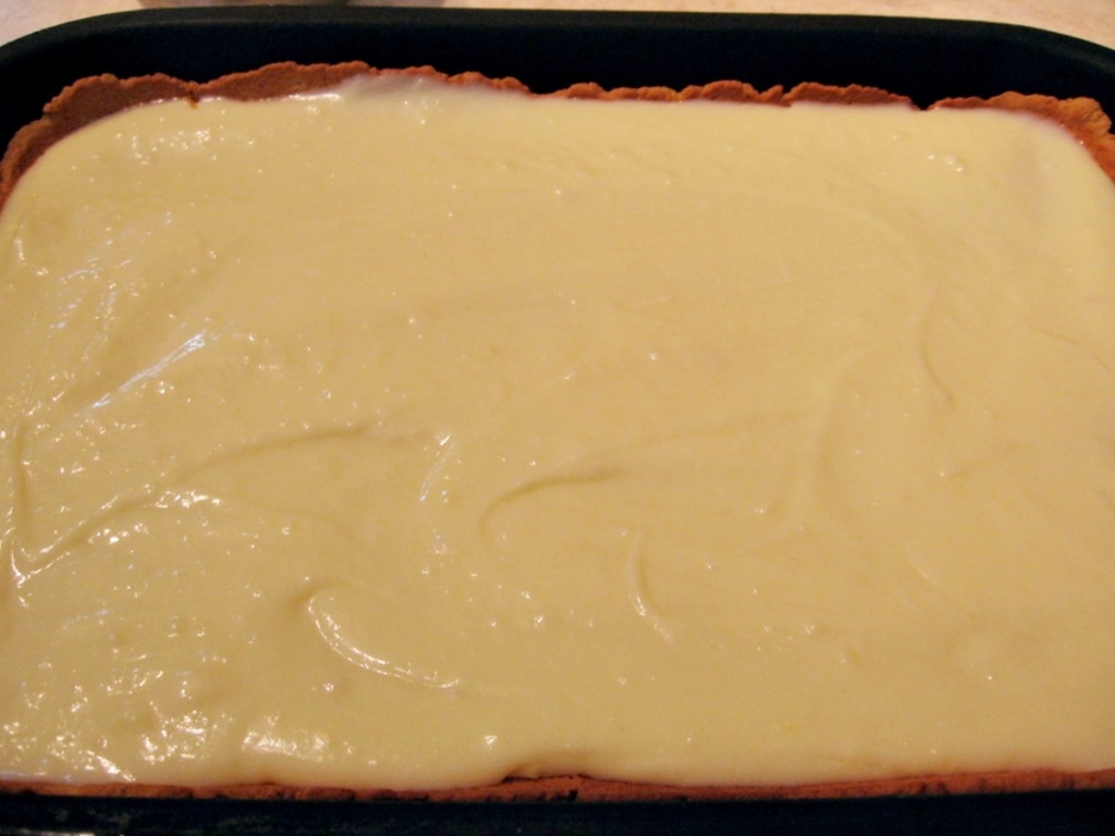 Crema de ciocolata alba peste foaie de aluat fraged Crema de ciocolata alba peste foaie de aluat fraged