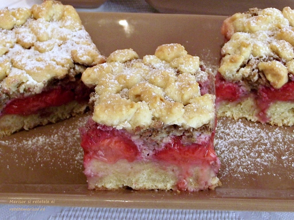 Prajitura-cu-capsuni-bezea-si-crumble-8