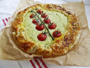 Placinta aperitiv cu branza sarata si dovlecel