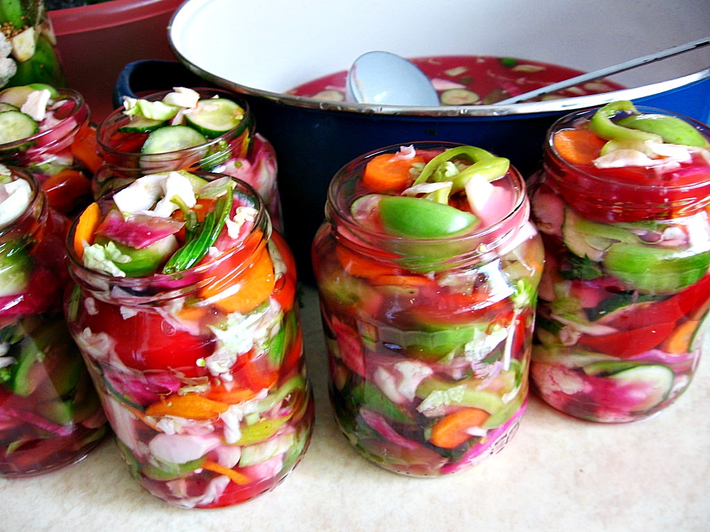 Salata asortata de legume si fructe gustoasa si colorata