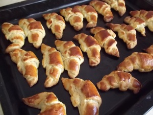 Cornuri cu unt si aroma de vanilie coapte in tava Cornuri cu unt si aroma de vanilie coapte in tava
