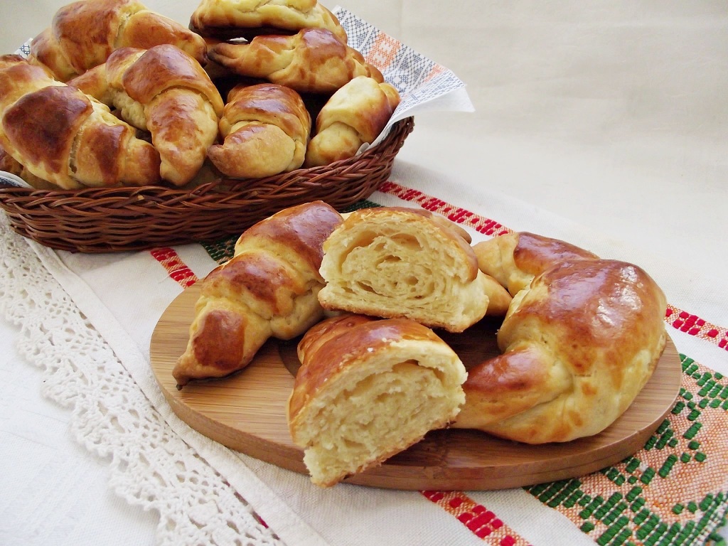 Cornuri cu unt si aroma de vanilie Cornuri cu unt si aroma de vanilie