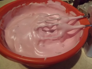 Spumă de albușuri cu dulceață de trandafiri în bol