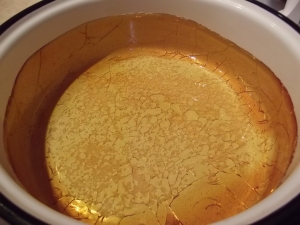 Zahăr caramelizat în cratiță