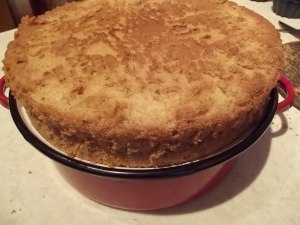 Tort cu aromă intensă de trandafiri asamblat