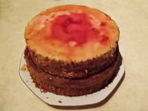 Tort cu aromă intensa de trandafiri nedecorat