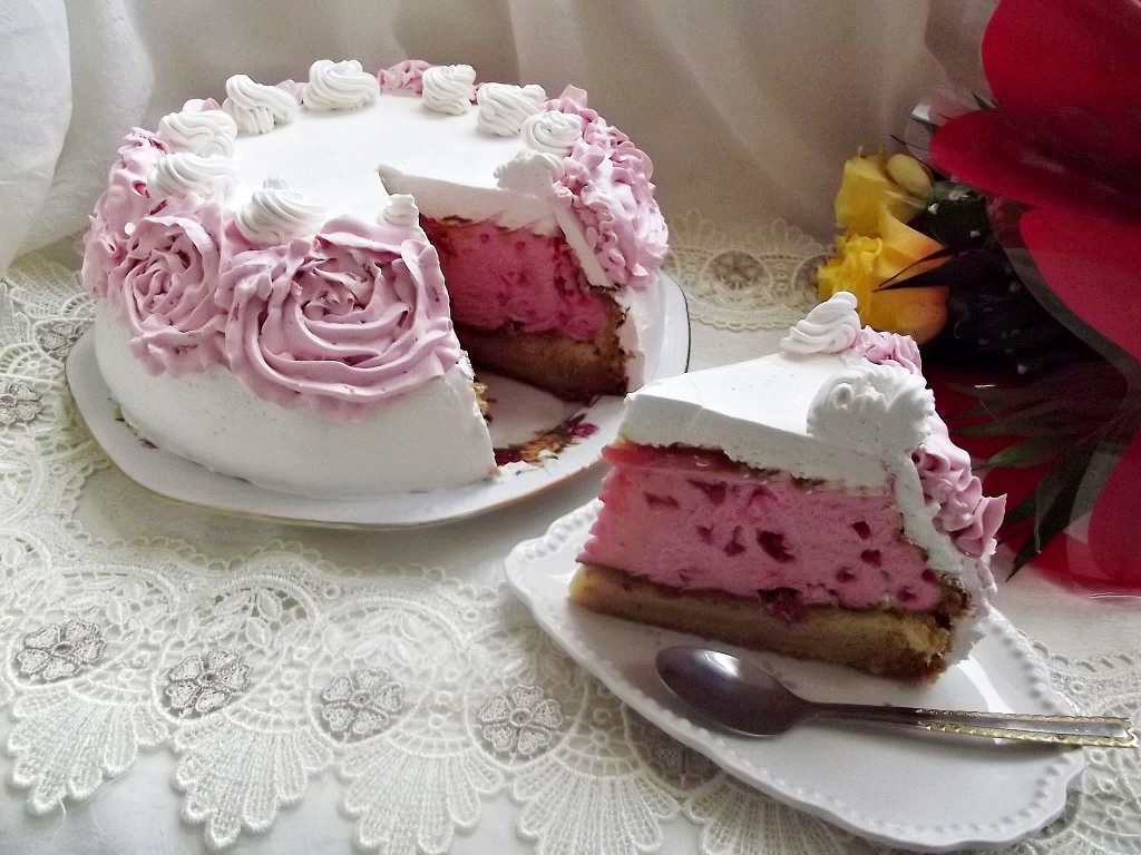 Tort cu aromă intensa de trandafiri porționat