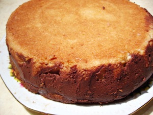 Tort cu cremă de ciocolată și dulceață de gutui asamblat