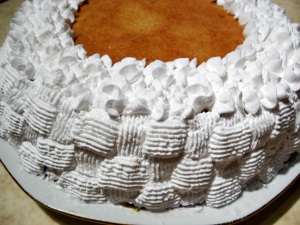Tort cu cremă de ciocolată și dulceață de gutui decorat