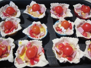 Cosulete din foietaj cu diverse ingrediente inainte de coacere