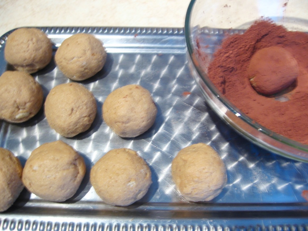 Praline pe o tava de inox si una trecută prin pudra de cacao Praline pe o tava de inox si una trecută prin pudra de cacao