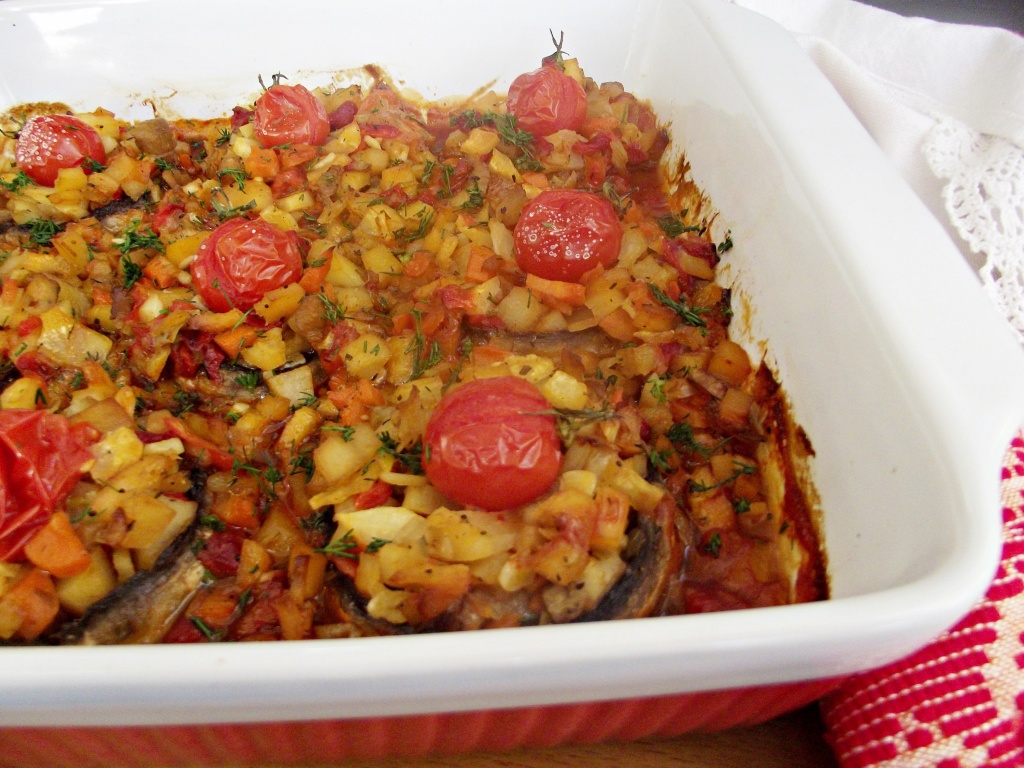 Ciuperci umplute cu legume in sos de rosii in tava Ciuperci umplute cu legume in sos de rosii in tava