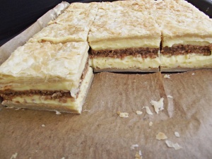 Portii de cremes cu foietaj si blat cu nuca Portii de cremes cu foietaj si blat cu nuca