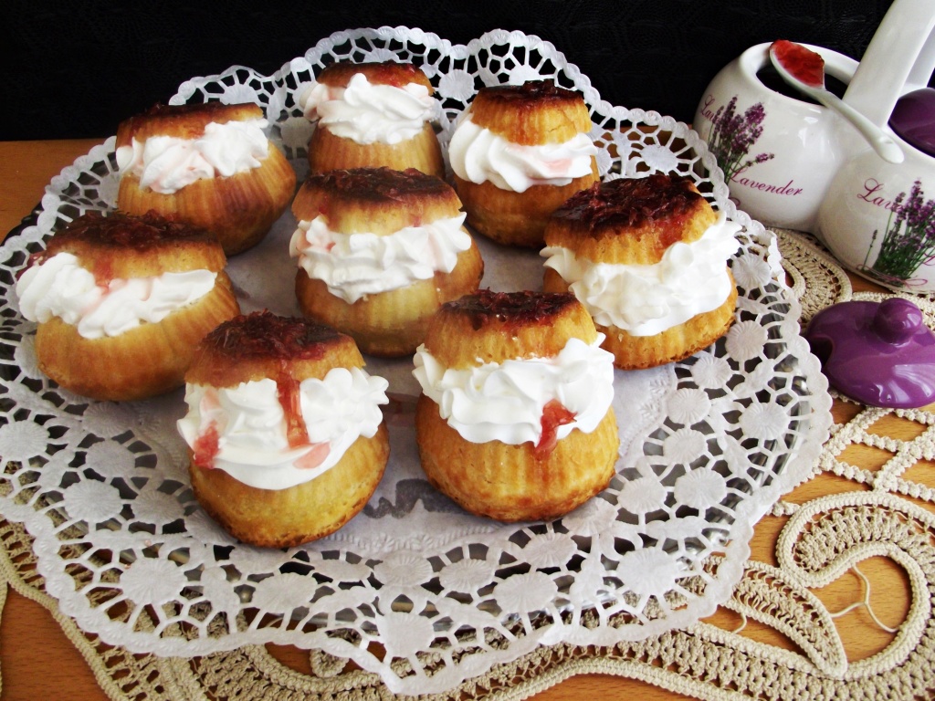 Savarine din aluat dospit Savarine din aluat dospit