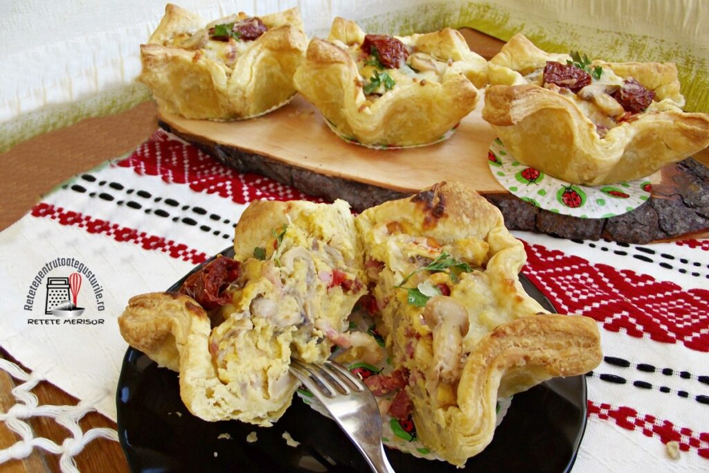 Cosulete aperitiv din foietaj cu bacon si ciuperci, unul sectionat