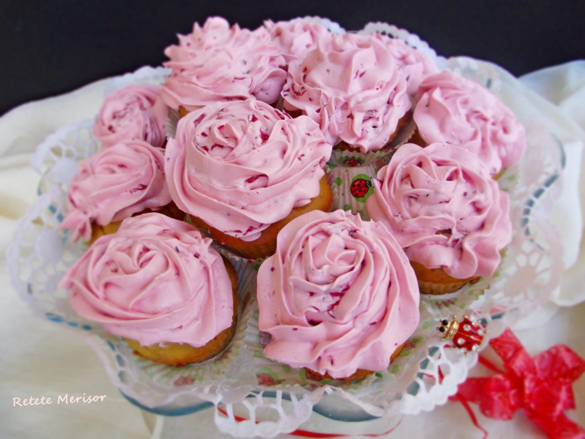Cupcakes cu visine și dulceata de trandafiri