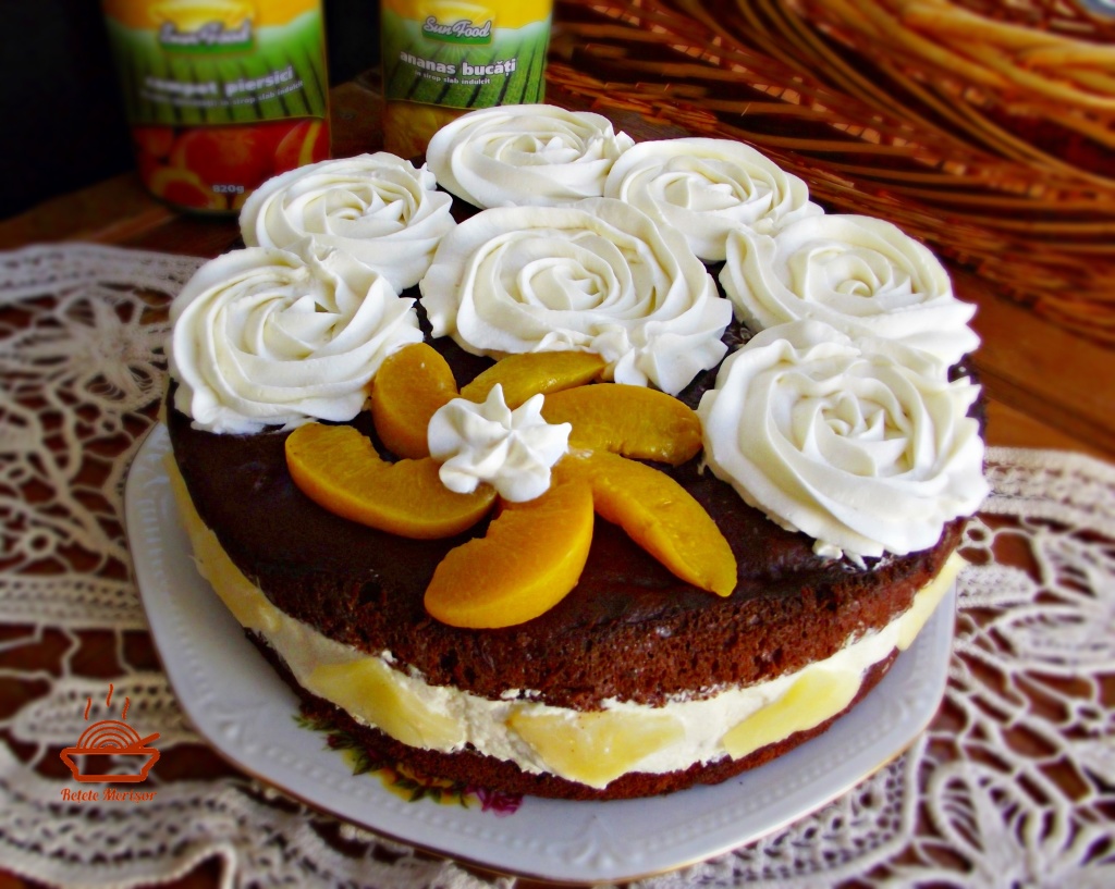 Tort cu ciocolată albă și fructe din compot Tort cu ciocolată albă și fructe din compot