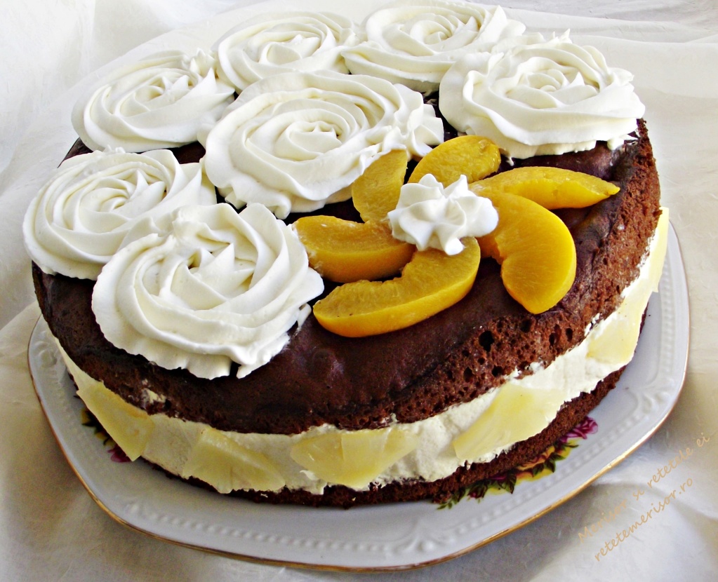 Tort cu ciocolată albă și fructe din compot Tort cu ciocolată albă și fructe din compot