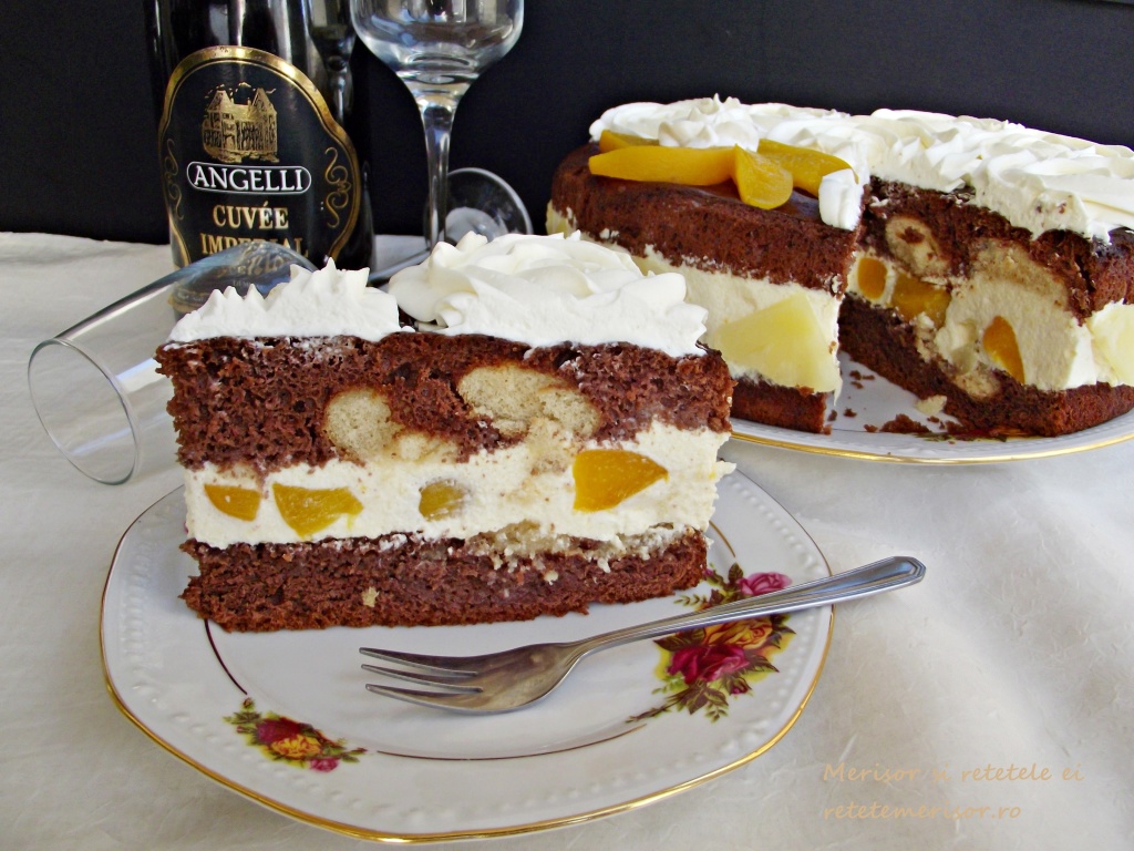 Tort cu ciocolată albă și fructe din compot porționat Tort cu ciocolată albă și fructe din compot porționat