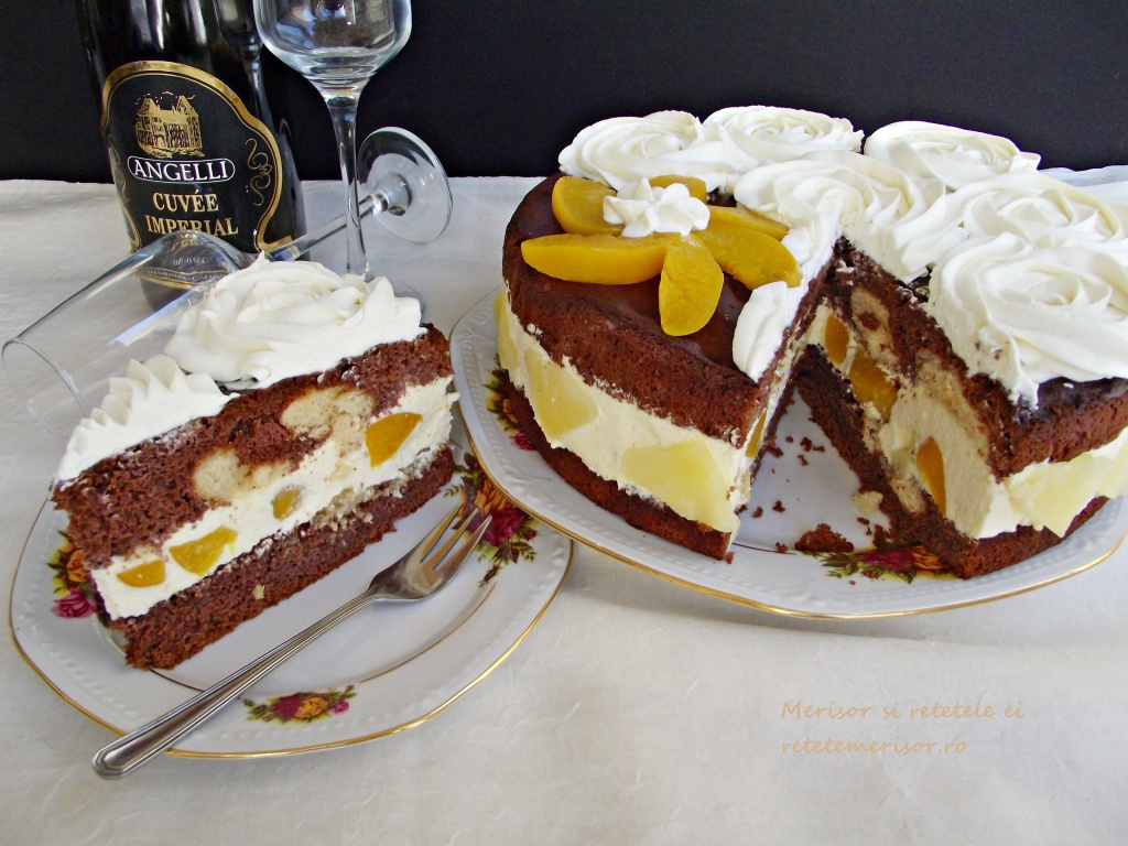 Tort cu ciocolată albă și fructe din compot porționat Tort cu ciocolată albă și fructe din compot porționat