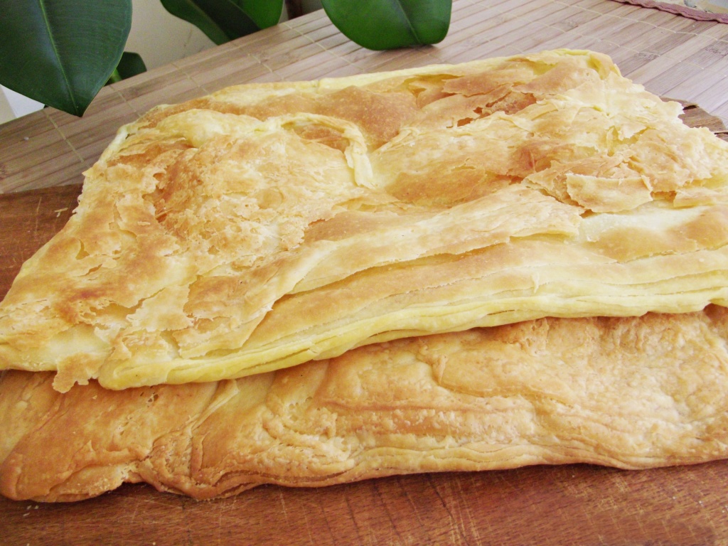 Doua foi de aluat de foietaj preparat in casa, coapte