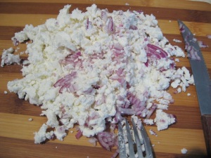 Amestec de branzeturi cu ceapa rosie tocata Amestec de branzeturi cu ceapa rosie tocata