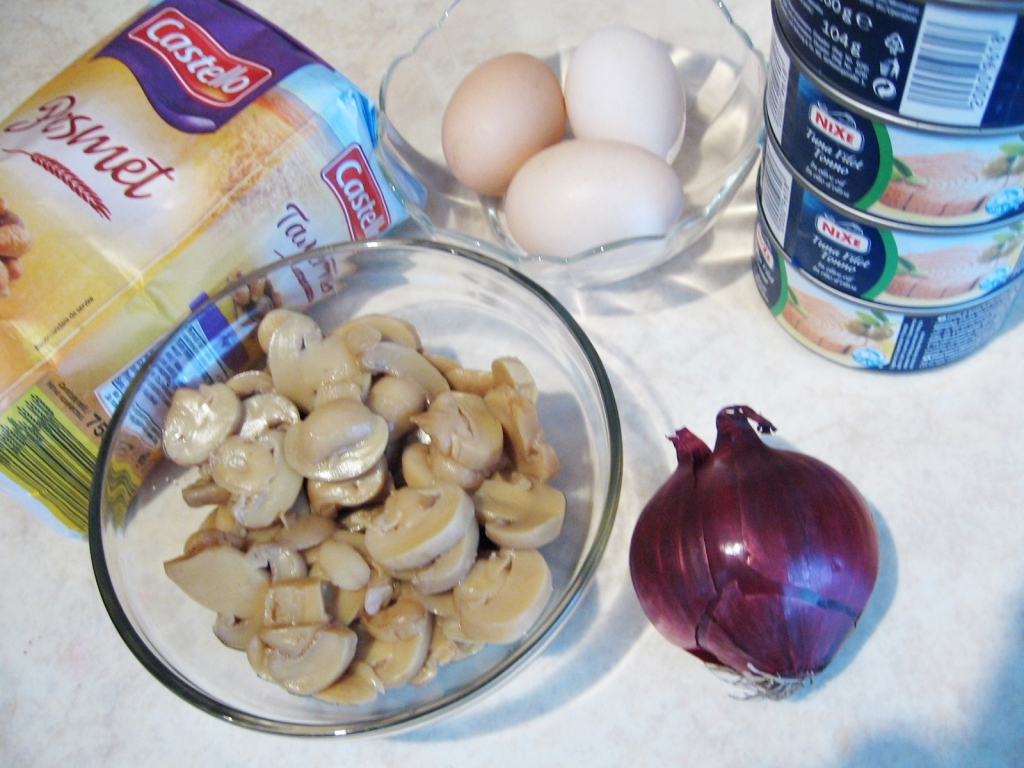 Ingrediente pentru chiftele de ton cu ciuperci preparate la cuptor Ingrediente pentru chiftele de ton cu ciuperci preparate la cuptor