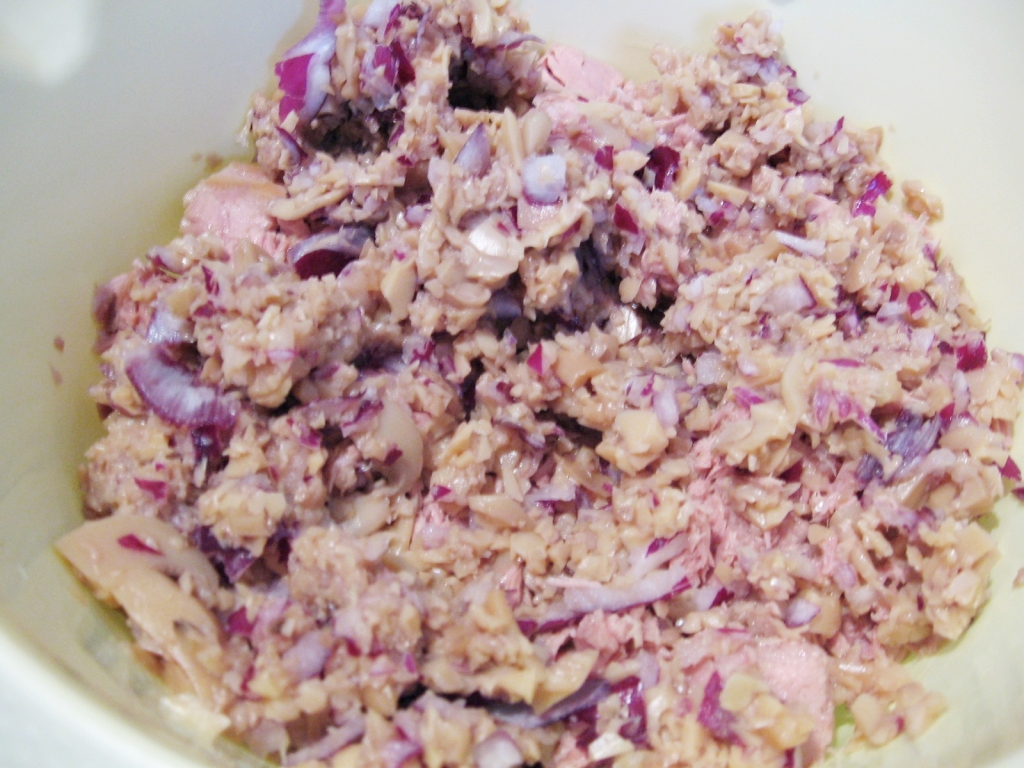Amestec de ingrediente pentru chiftele de ton Amestec de ingrediente pentru chiftele de ton