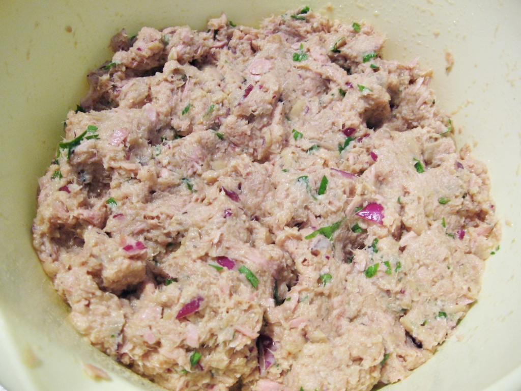 Amestec de ingrediente pentru chiftele de ton Amestec de ingrediente pentru chiftele de ton