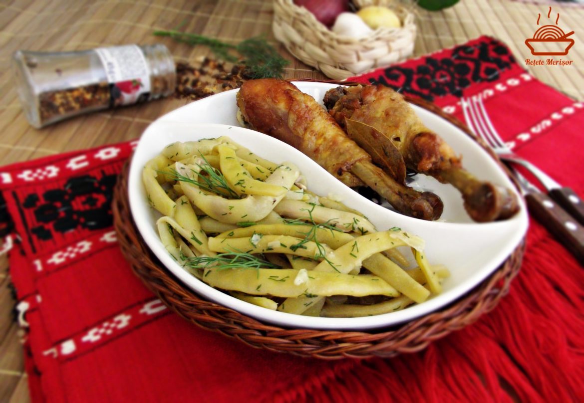 Fasole verde cu usturoi și două pulpe inferioare de pui