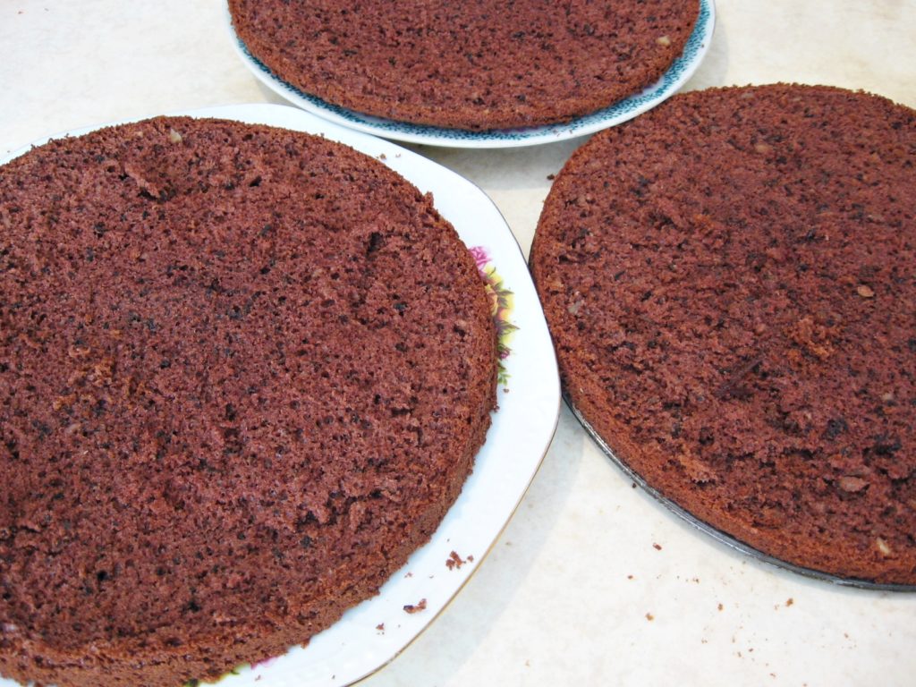 Blat de tort cu cacao secționat în trei