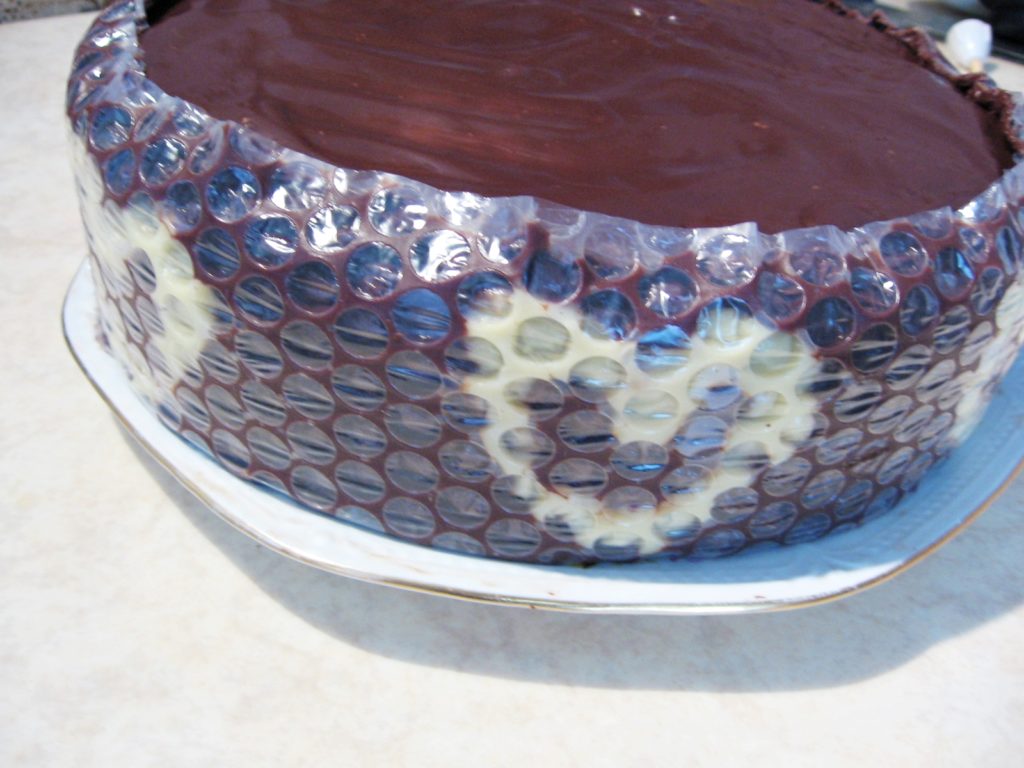 Tort cu bandă de ciocolată înfășurat în folie cu bule