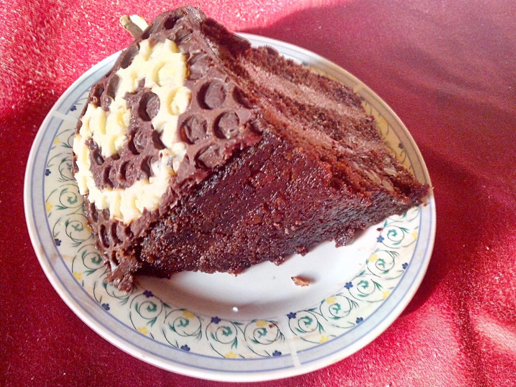 Portie de tort cu banda de ciocolata