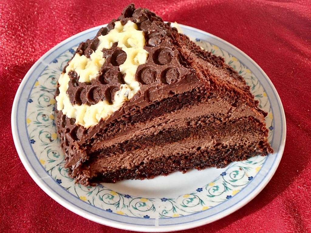 Porție de tort cu banda de ciocolata