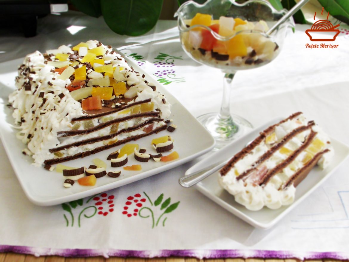 Tort piramida de clatite cu ciocolata si fructe tropicale portionat