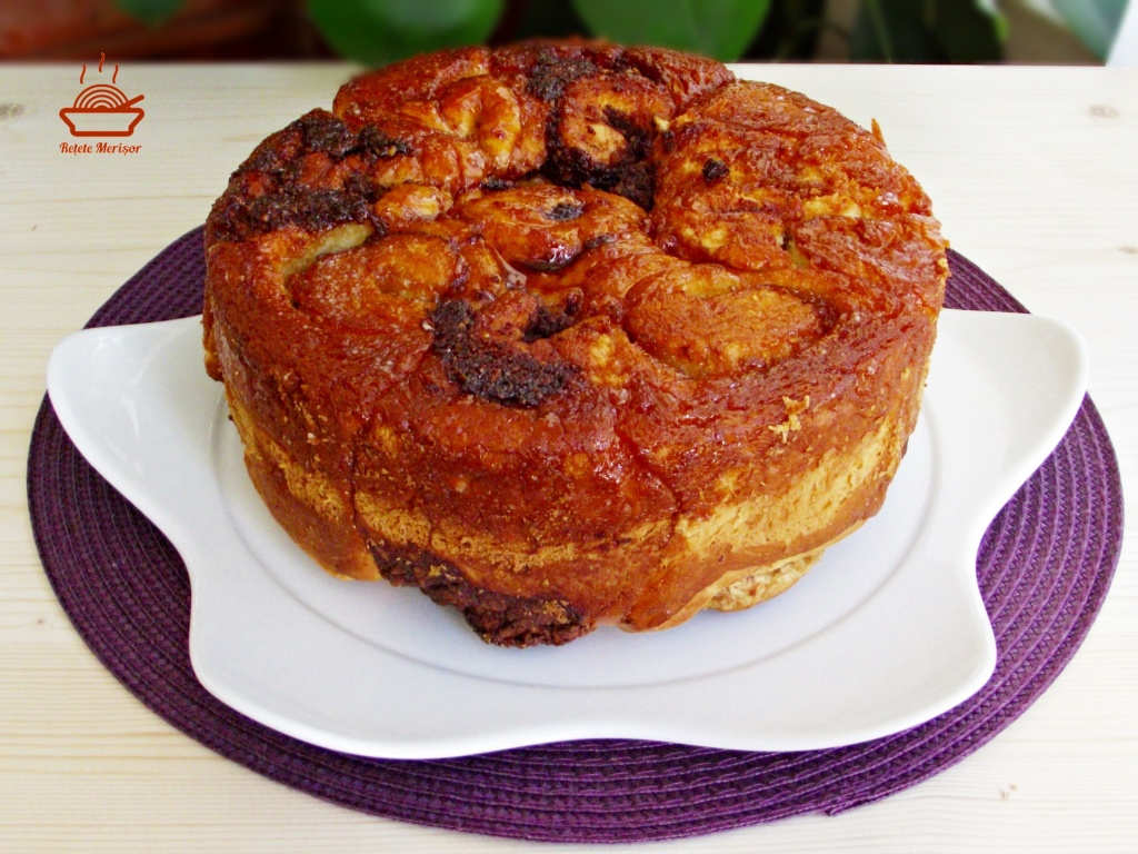 Cozonac cu zahar caramelizat pe platou
