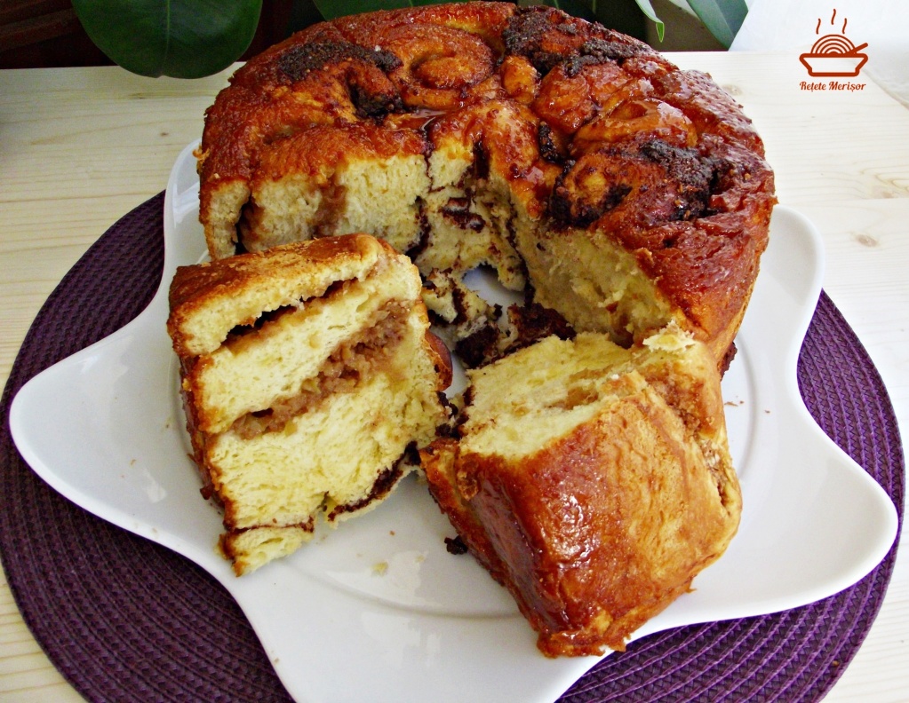 Cozonac cu zahar caramelizat portionat pe platou
